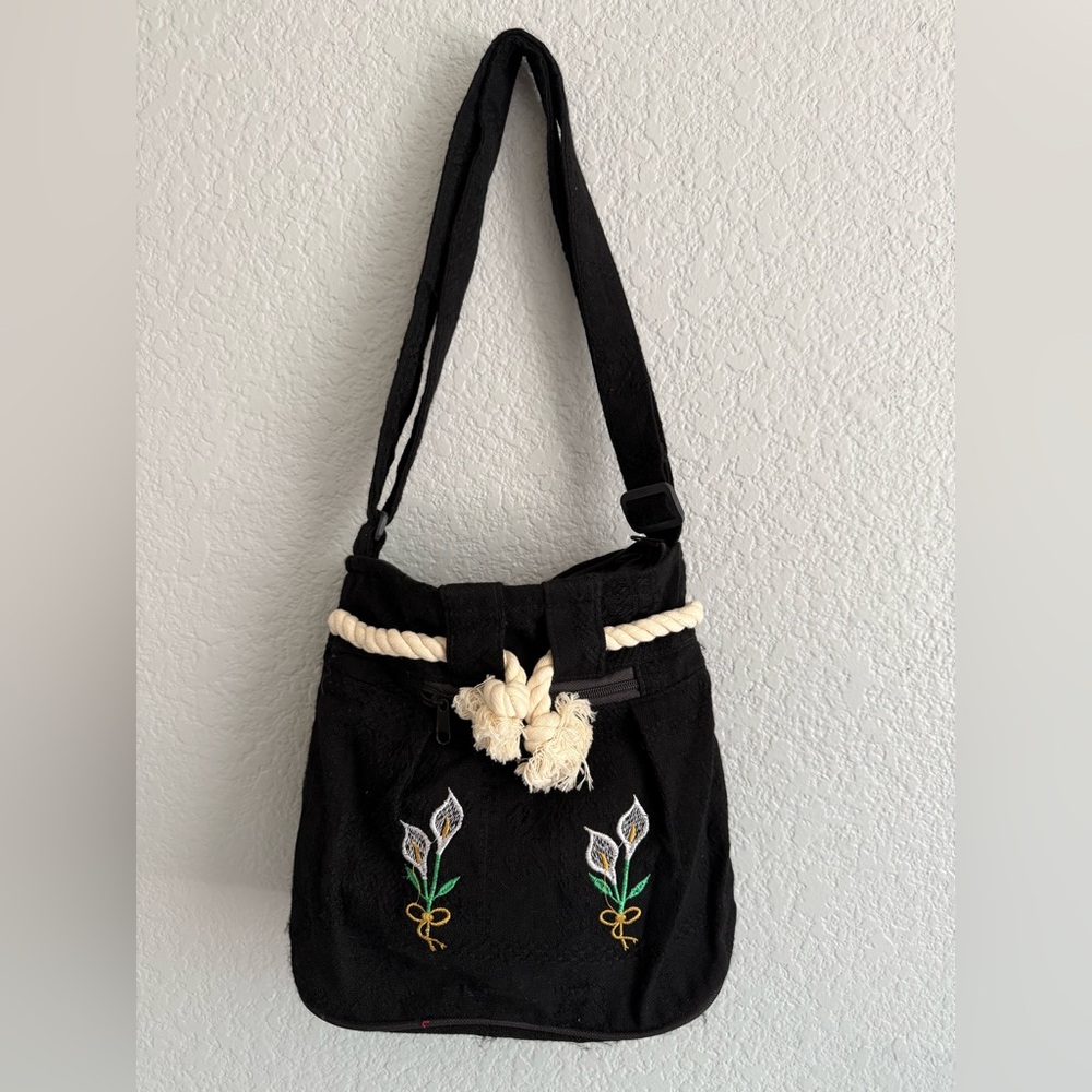 Artesanal Black Embroidered Shoulder Bag